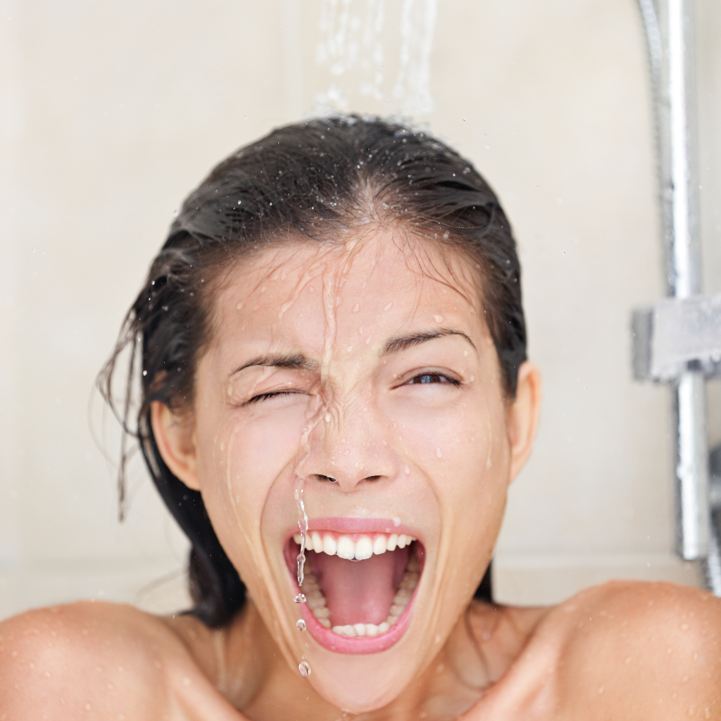 Mulher tomando banho frio.